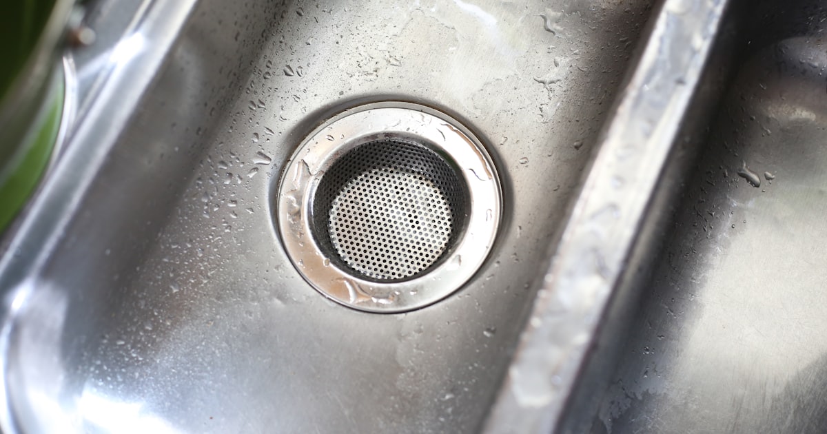 Comment déboucher un lavabo ou évier : 6 méthodes efficaces